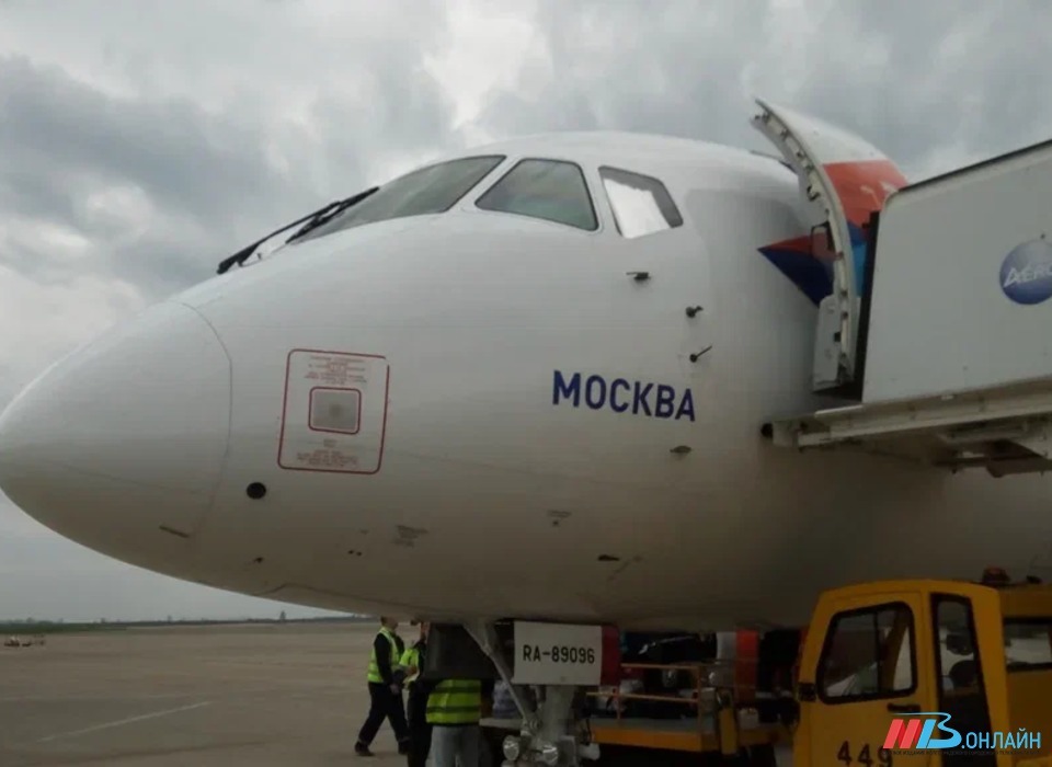 Самолет из Минвод приземлился в Волгограде из-за больного пассажира